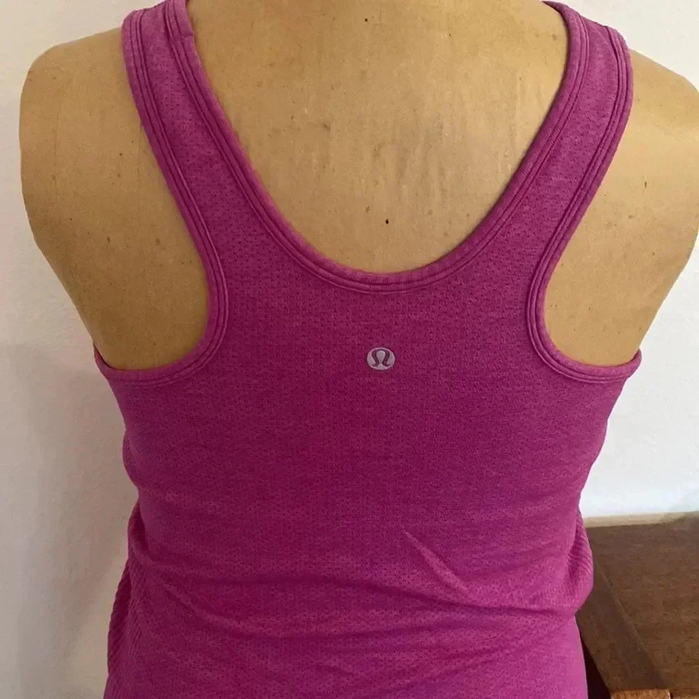 Lululemon sz 8 Seamlessly Covered Tank heathered Ultra Violet with pads EUC